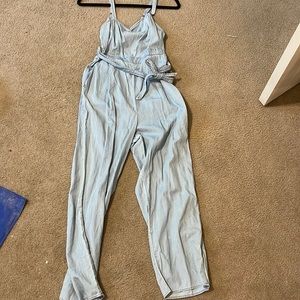 Worn once romper from Express. It is in great condition.